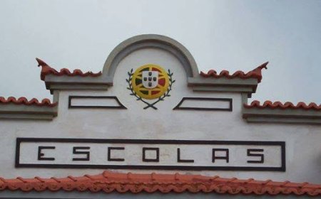 Teachers from Nossa Senhora do Monte defend the local school administration.