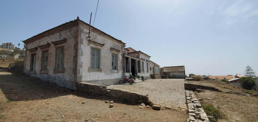 The Nossa Senhora do Monte Central School continues to call for renovation after more than a decade of neglect