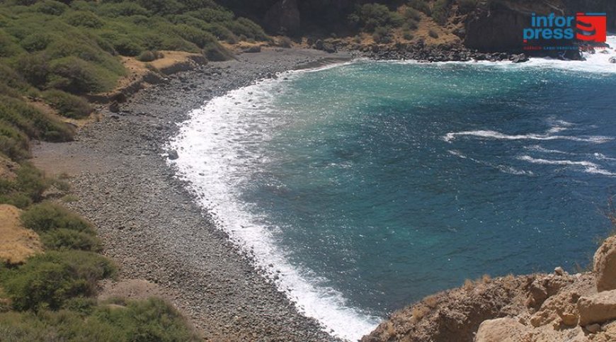 Residents of Fajã de Água Concerned About Excessive Trash on Portete Beach