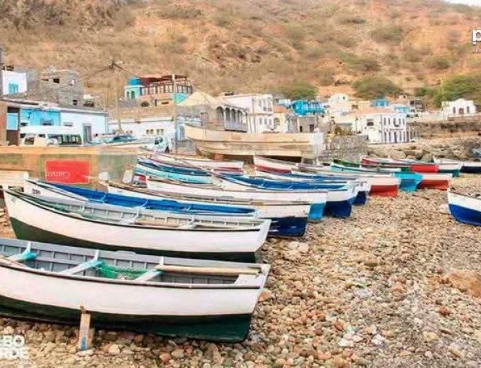 BRAVA: PESCADORES VOLTAM A EXIGIR EQUIPAMENTOS PARA PROTEGER AS SUAS EMBARCAÇÕES